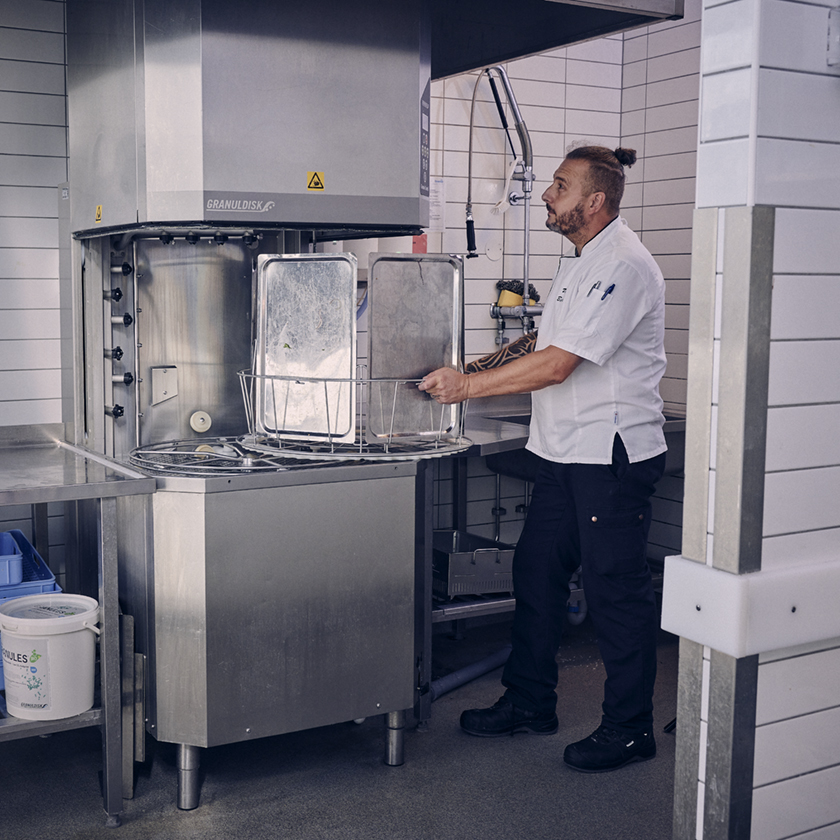 Kitchen staff taking care of the ware washing in a Granuldisk Combi